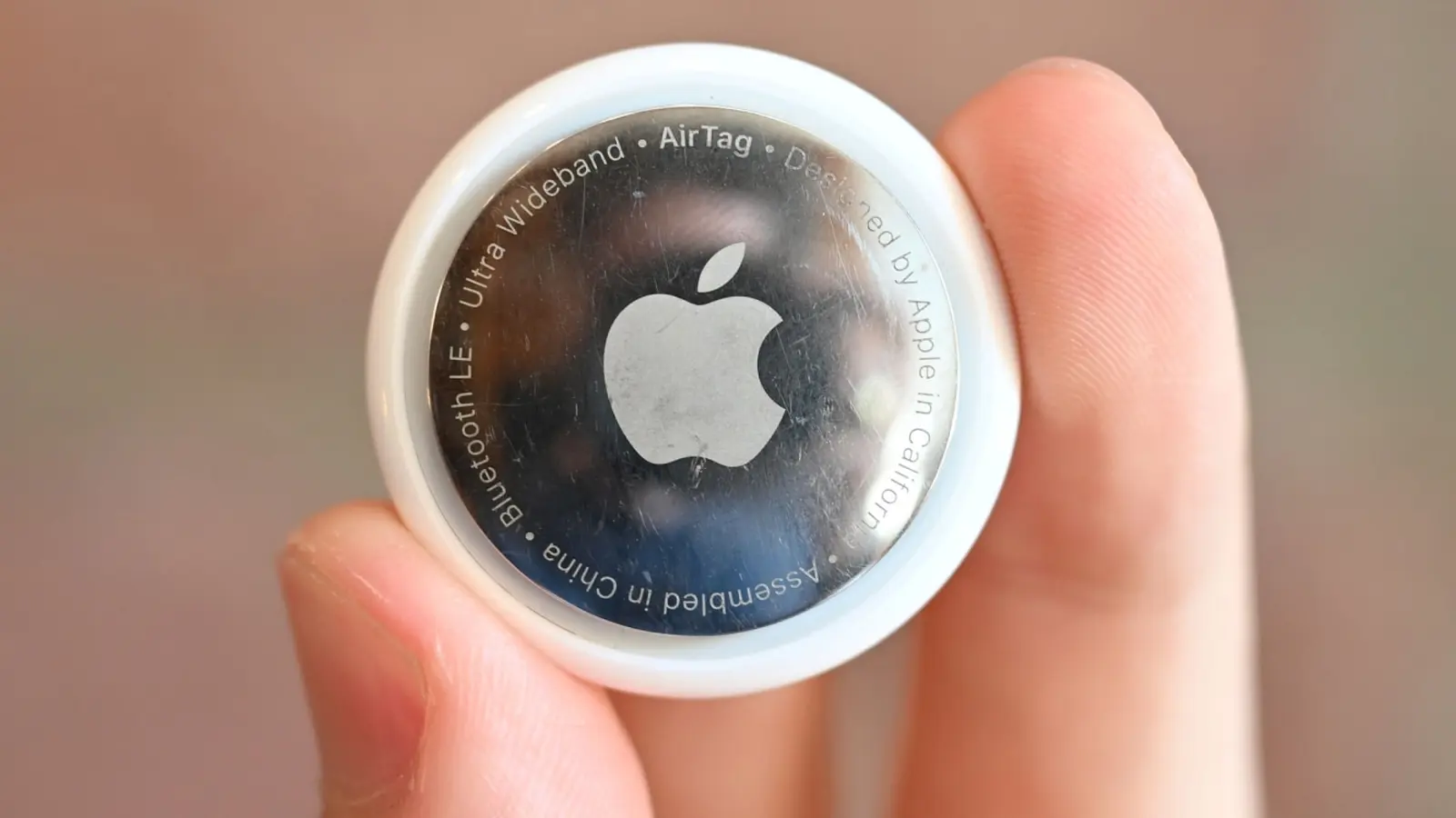 Apple aptur kameras nēsājama AI ierīces izstrādi uz laiku