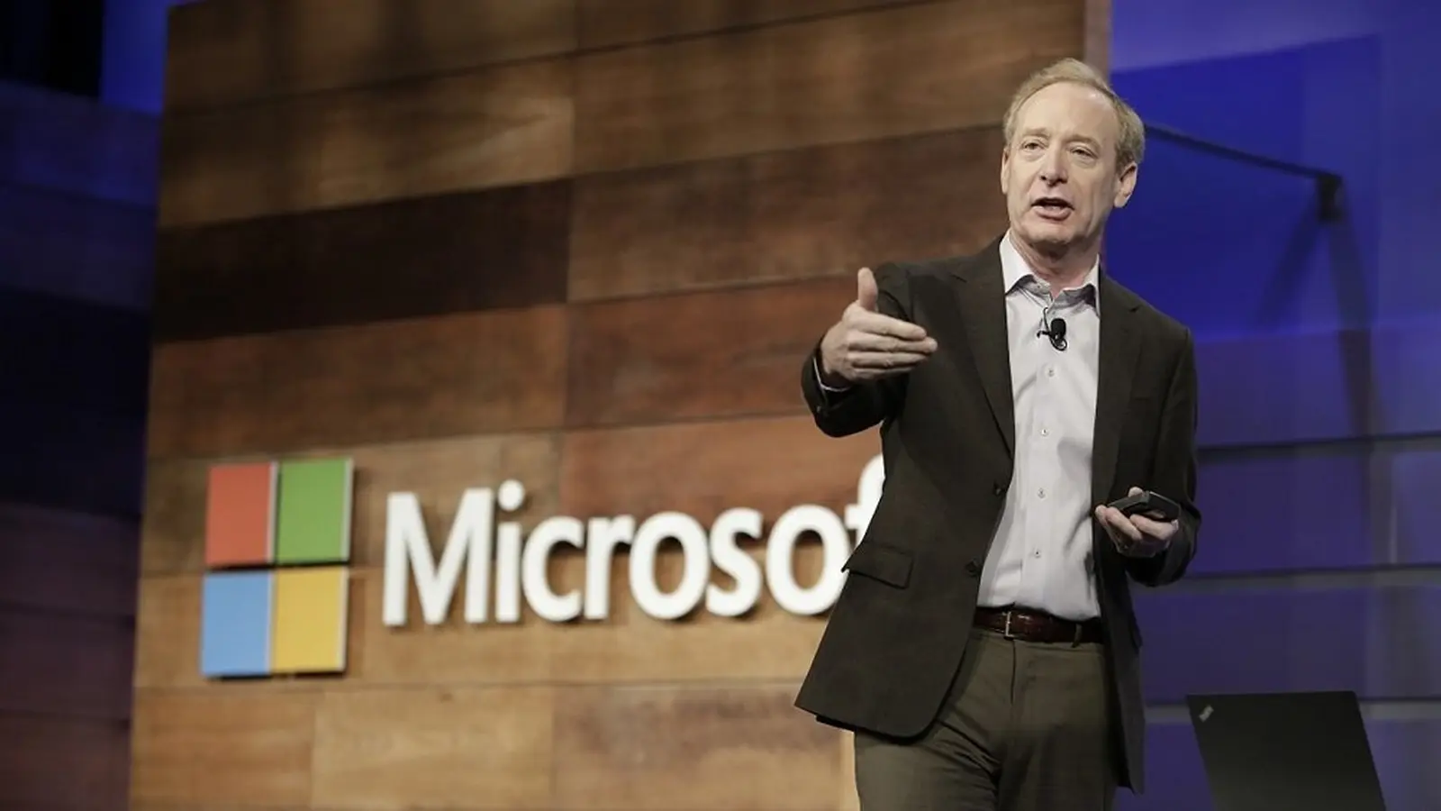Microsoft pārvieto komunikācijas nodaļu Bradam Smitam vadībā
