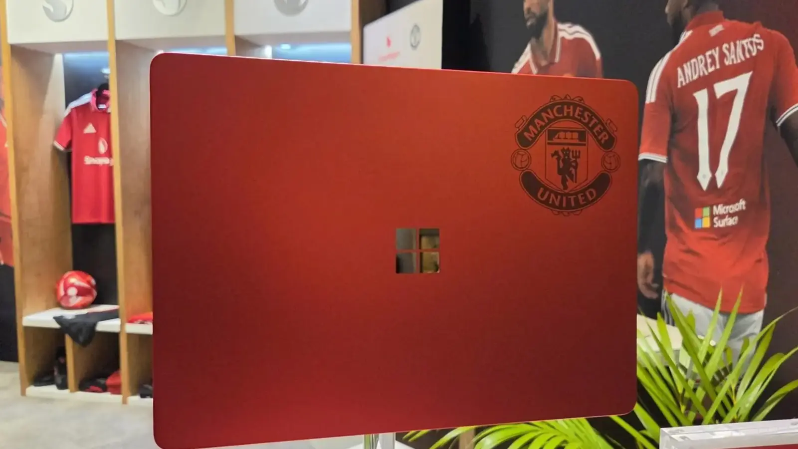 Microsoft un Qualcomm atklāj Manchester United sarkano ierīci