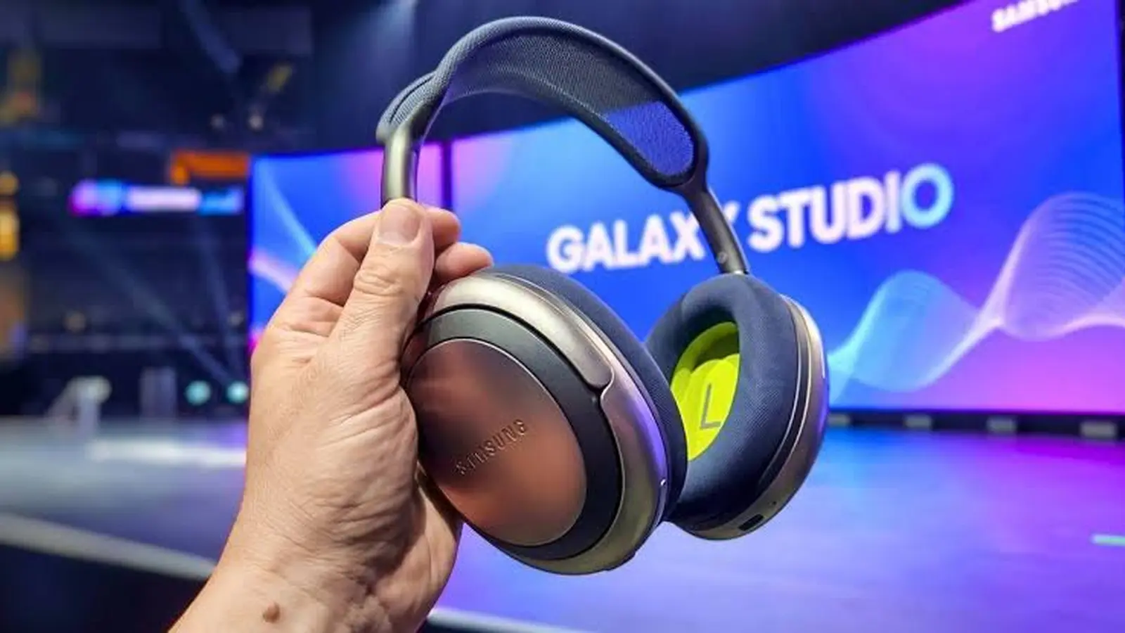 Samsung SM-U700 (Galaxy Studio): atgriešanās austiņas