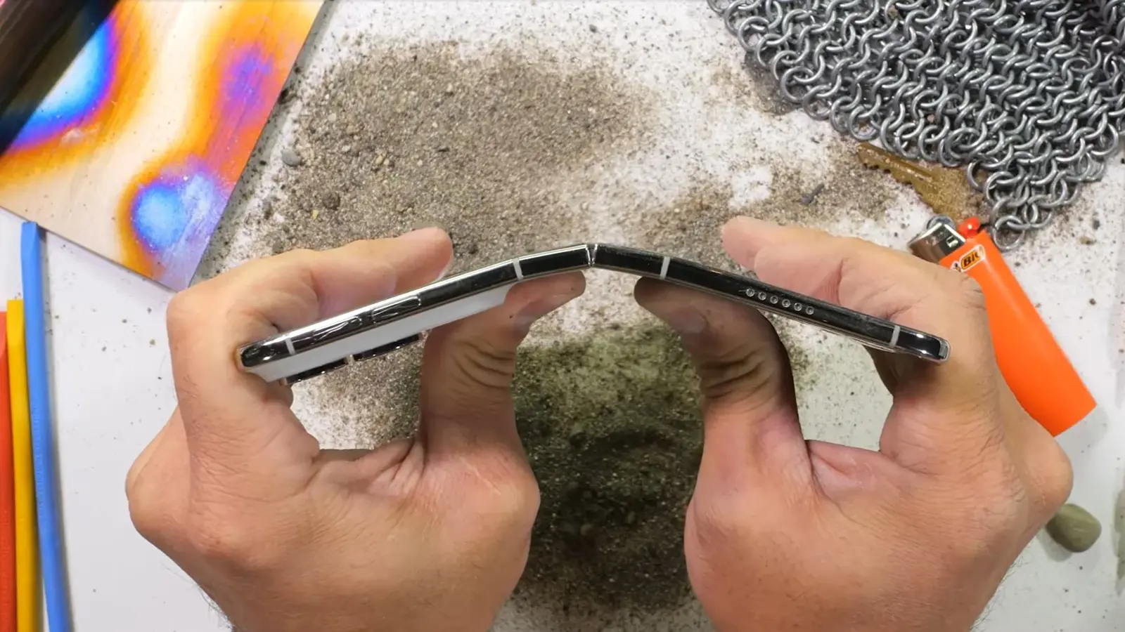 iPhone Duo izturības tests atklāj eņģes un ekrāna riskus