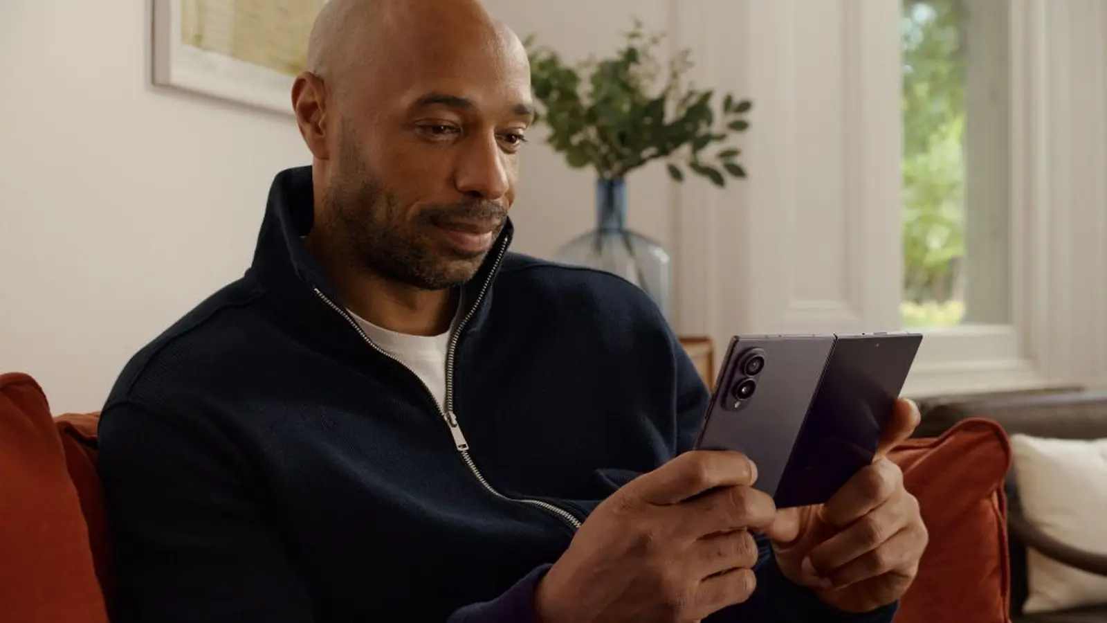 Thierry Henry reklamē Samsung Galaxy salokāmās ierīces